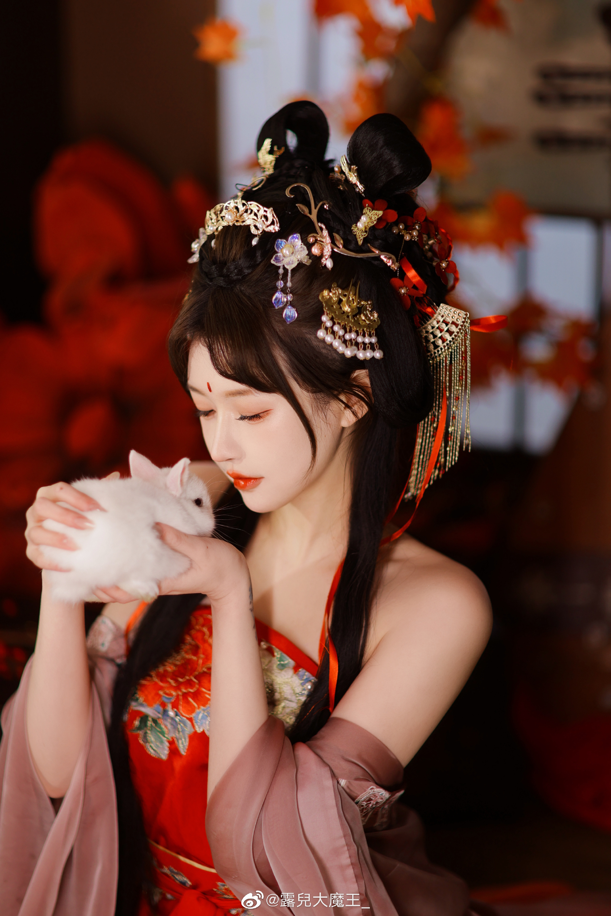 窗前红花弄清影，庭外声声惹人疑。