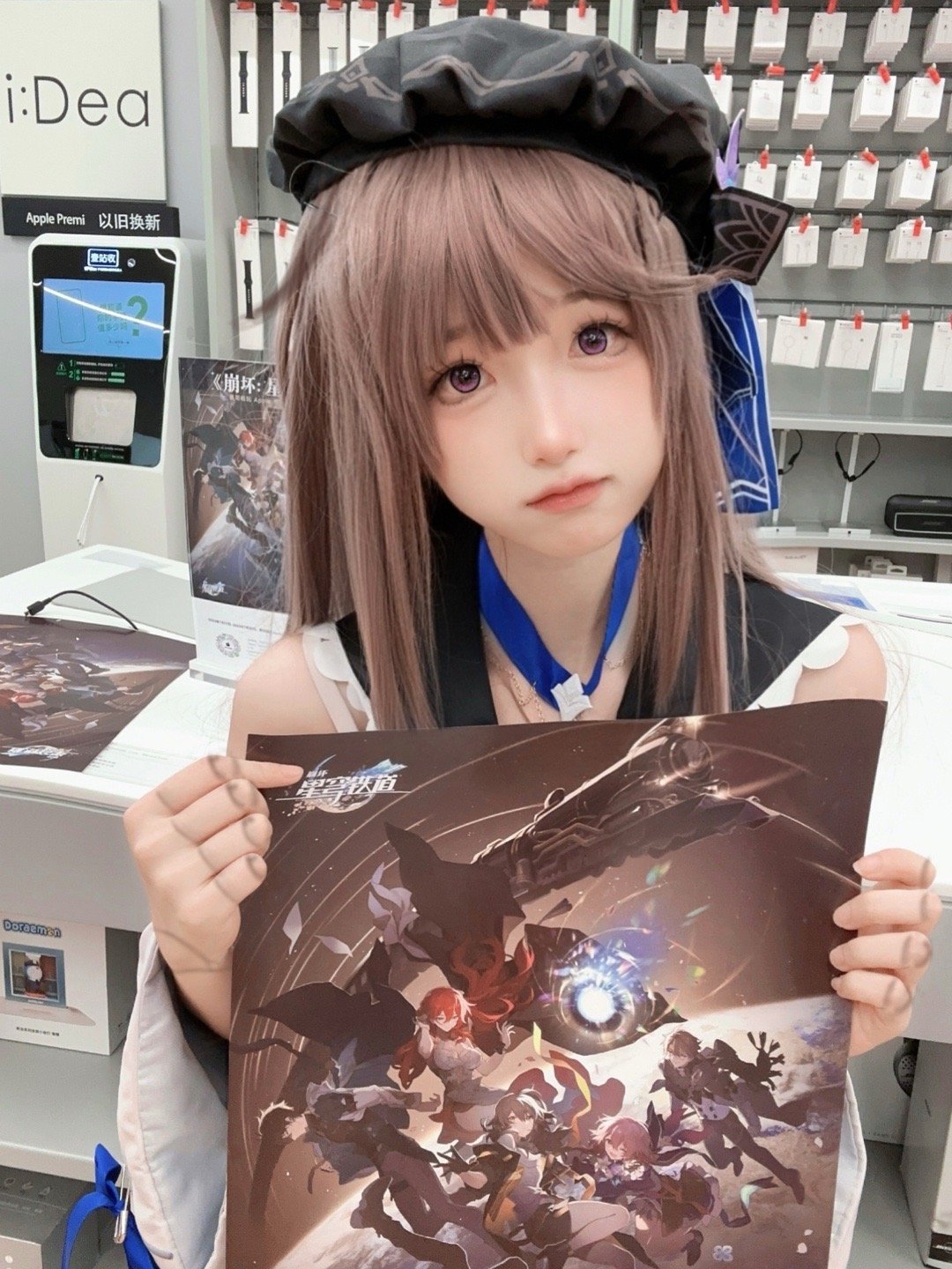 看到苹果店和星铁联动 cos了黑塔过去打卡!