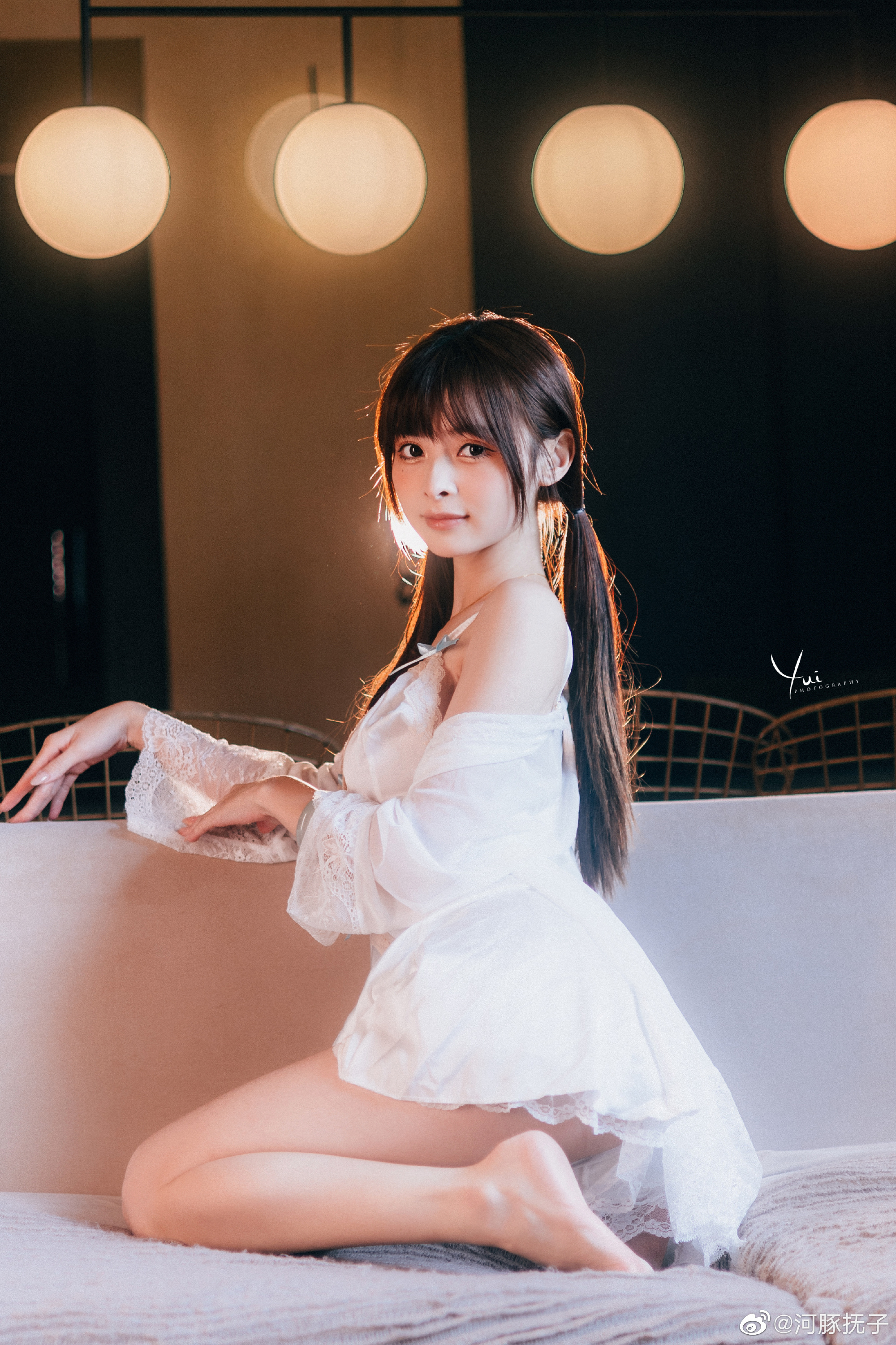 清河海风溶溶月色，共赏之人就在身侧