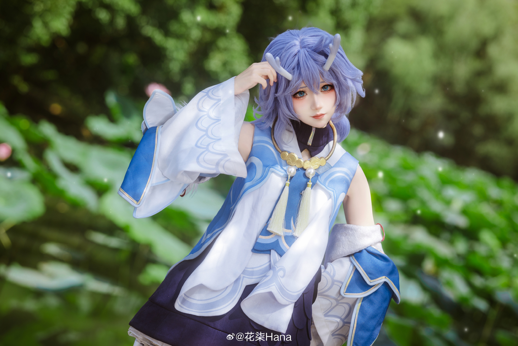 出门前打扮一番却只为了买一瓶水