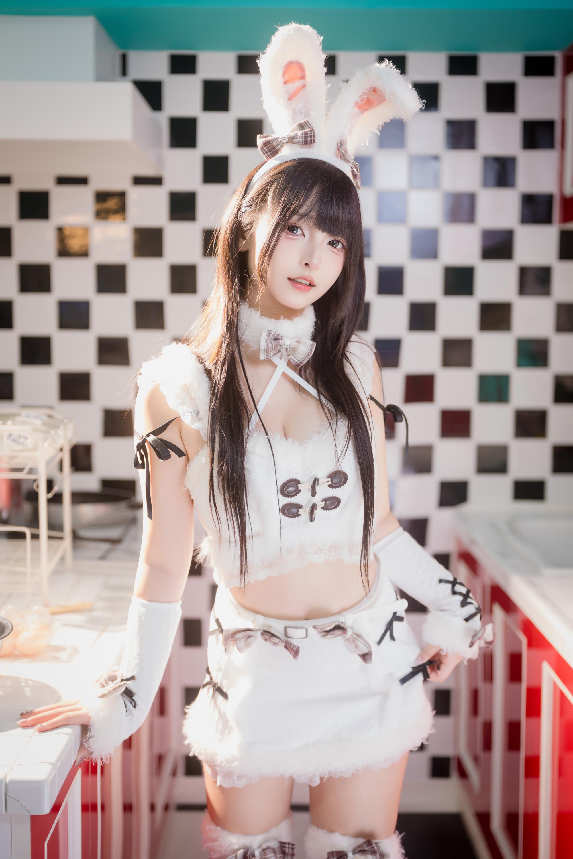 神楽坂真冬 毛绒白兔,冬日暖萌写真全记录,从场景构建到光影诗意的细节剖析
