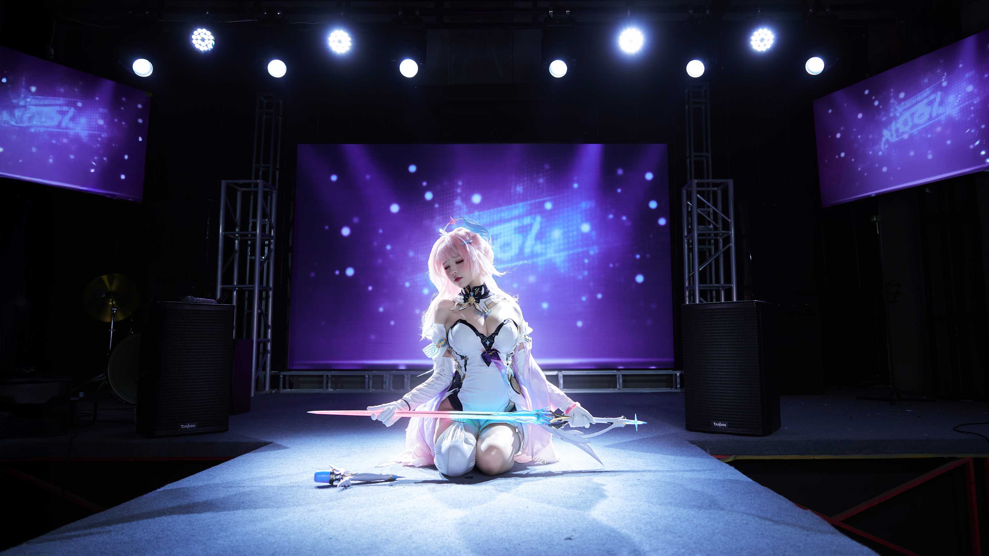 阿薰kaOri 鸣潮 爱弥斯,光影交织下的虚拟歌姬现实演绎全记录 - 预览图 2 阿薰kaOri 鸣潮 爱弥斯,光影交织下的虚拟歌姬现实演绎全记录 - 预览图 2